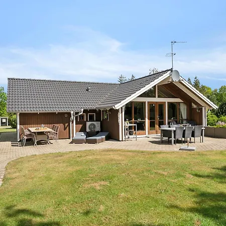 Cosy Summer House With Whirlpool *