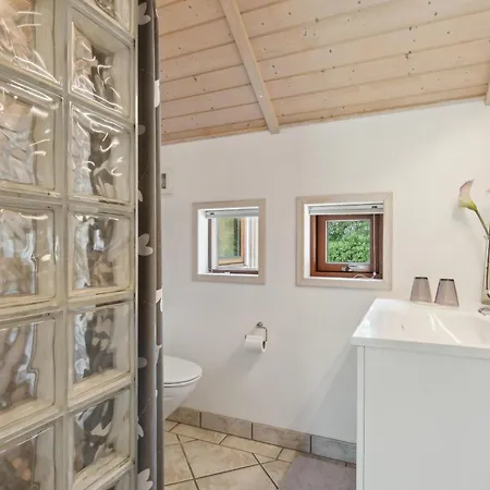 Cosy Summer House With Whirlpool *