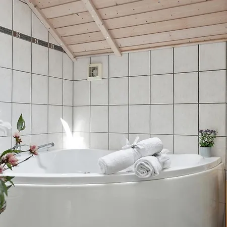 Cosy Summer House With Whirlpool * Ulfborg