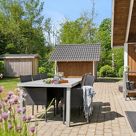 Cosy Summer House With Whirlpool *