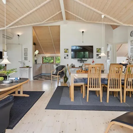 Σπίτι διακοπών Cosy Summer House With Whirlpool Ulfborg